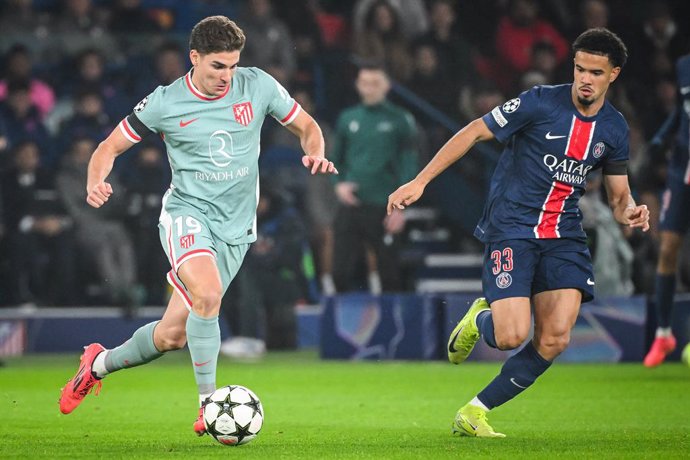Archivo - 06 November 2024, France, Paris: Atletico Madrid's Julian Alvarez (L) and Paris Saint-Germain's Warren Zaire-Emery battle for the ball during the UEFA Champions League soccer match between Paris Saint-Germain and Atletico de Madrid at Parc des P