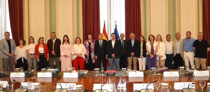 El ministro de Agricultura, Pesca y Alimentación, Luis Planas, se reúne con los miembros de UPA