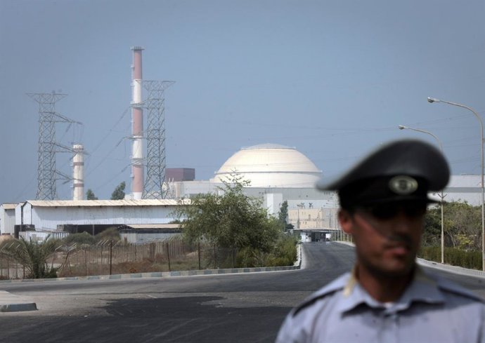Archivo - Arquivo - Um policial iraniano em frente a uma usina nuclear no Irã.