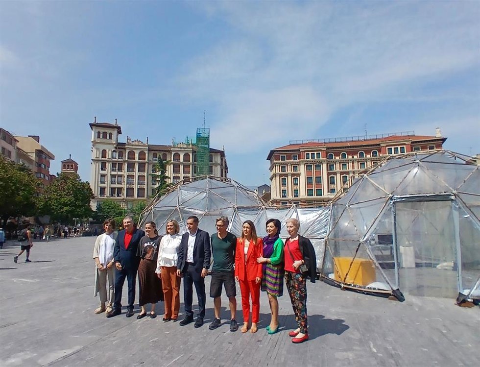 Inauguración de 'Pollution Pods' en Barakaldo, con la presencia, entre otros, de Xabier Sagredo, Nora Sarasola, Amaia del Campo y Michael Pinsky