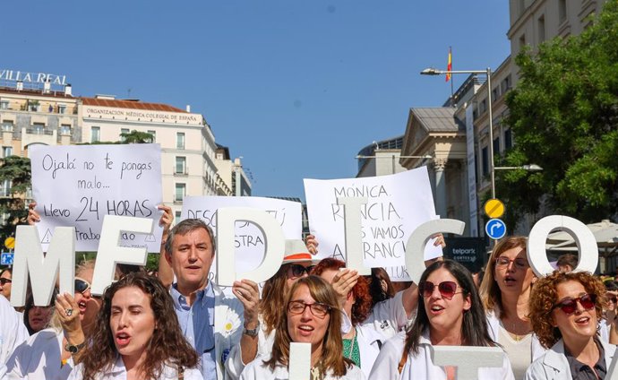 Un grup de metges se manifiesten, durant una vaga general convocada por la Confederació Espanyola de Sindicats Mèdics (CESM) i el Sindicat Mèdico Andaluz (SMA), a 13 de juny de 2025, a Madrid (Espanya). 