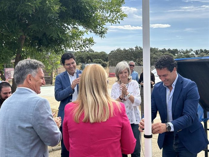Izado de la bandera azul en la playa de Cheles.