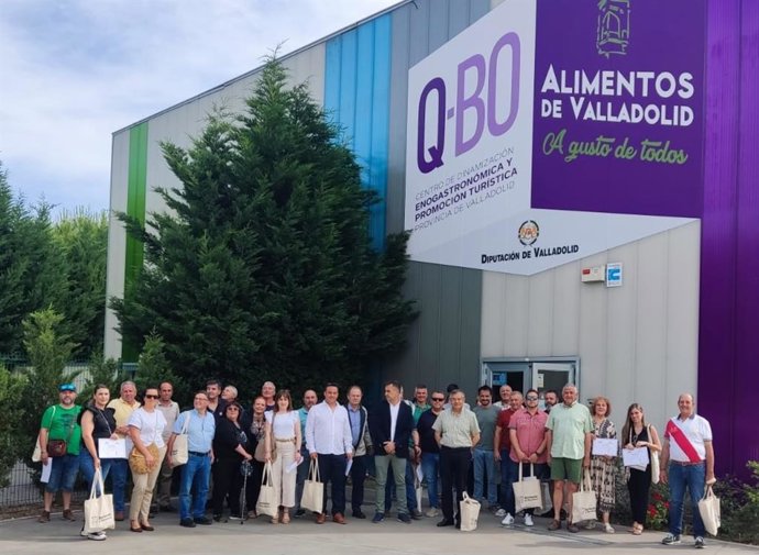 El diputado de Obras, Agricultura, Ganadería y Calidad del Agua, Fernando Esteban, acompañado del presidente de la Asociación para la Conservación y Estudio de la Naturaleza de Valladolid (ACENVA), Jesús Colás, en una jornada con Acenva