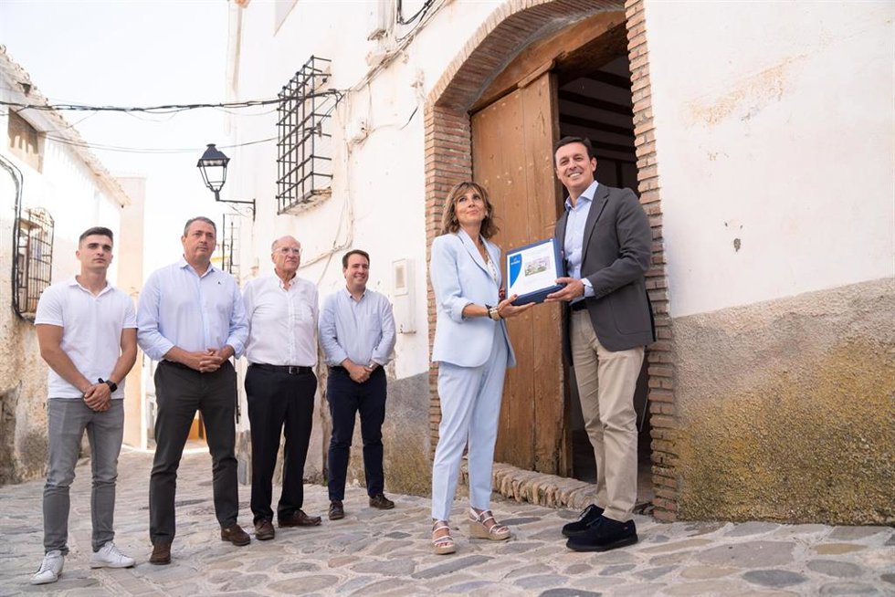 El presidente de la Diputación entrega a la alcaldesa de Bacares el proyecto para la recuperación de la Casa de los Obispos.