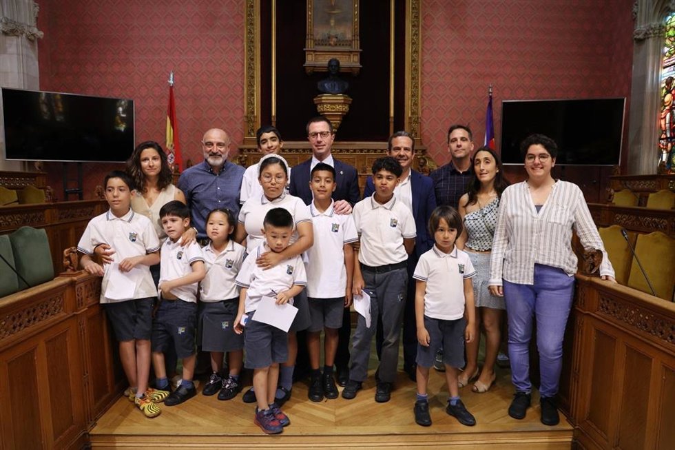 El presidente del Consell de Mallorca, Lloren Galmés, recibe a los alumnos del Colegio Balmes, finalistas del RetoTech de la Fundación Endesa