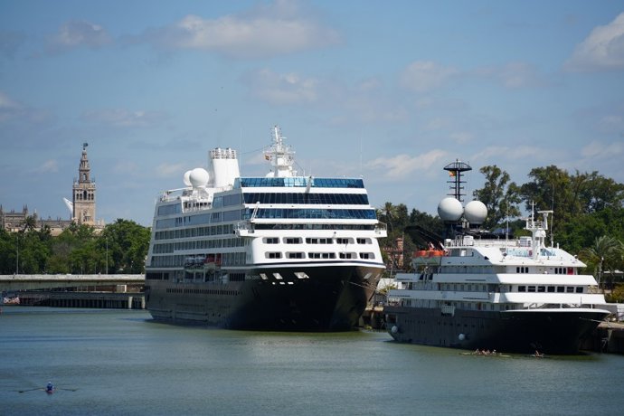 Cruceros en el Puerto de Sevilla.