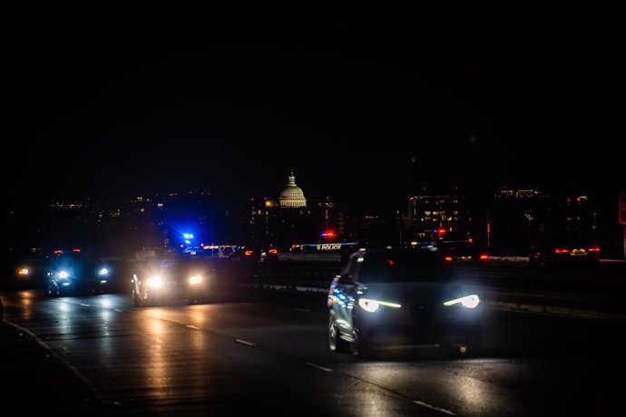 Archivo - January 29, 2025, Washington, Dc, USA: Vehicles drive in the vicinity of a tragic midair collision outside Reagan National Airport, where a passenger aircraft carrying 64 people collided with a US Army Black Hawk helicopter as it approached the 