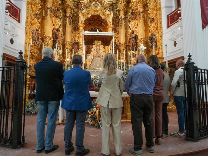 Autoridades de las diferentes administraciones frente a la Virgen del Rocío en su Ermita.