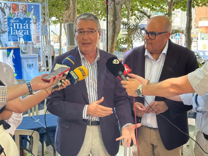 El presidente de la Diputación, Francisco Salado, y el alcalde de Vélez-Málaga, Jesús Lupiáñez, han inaugurado la feria que congrega a productores, chefs locales y público en general para celebrar la riqueza gastronómica y cultural de la provincia.