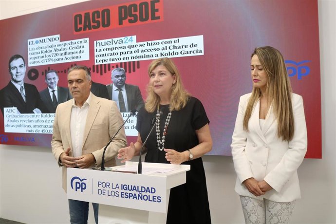 La secretaria general del PP de Huelva, Berta Centeno, la diputada nacional Bella Verano y el diputado nacional Manuel García Félix, este viernes en rueda de prensa.