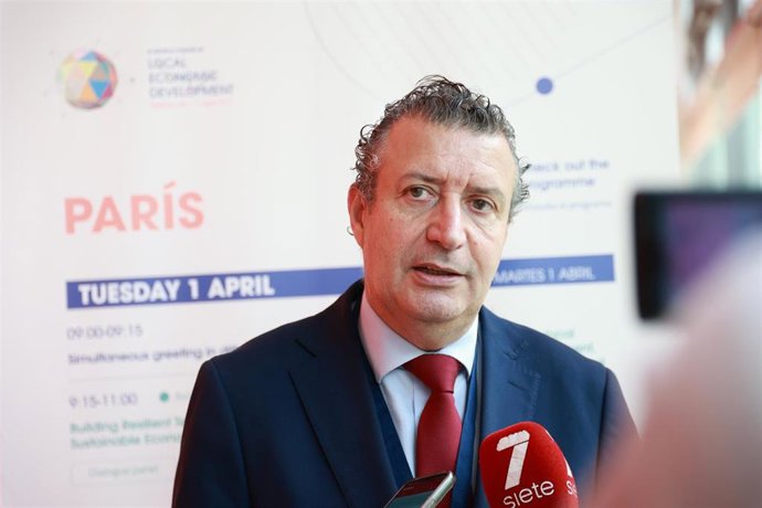 Archivo - El presidente de la Diputación, Javier Fernández, atiende a los medios (imagen de archivo). 