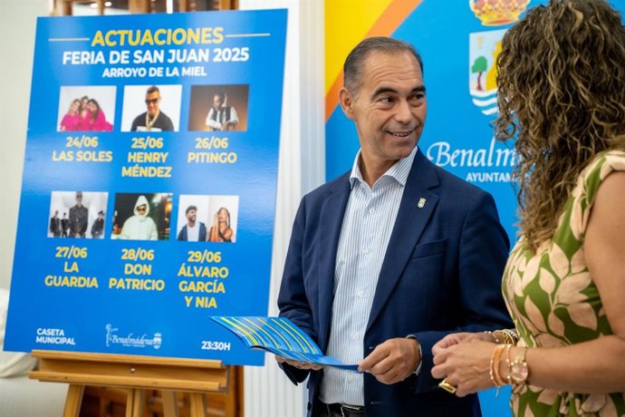 El alcalde, Juan Antonio Lara, acompañado de la concejala de Festejos y Tradiciones Populares, Yolanda Peña, han destacado la importancia de las fiestas de Arroyo de la Miel para el tejido social, cultural y económico del municipio.