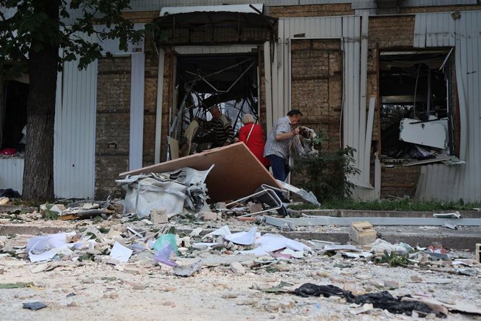 10 de junho de 2025, Kiev, Ucrânia: Pessoas limpam os destroços de um prédio atingido por um drone russo em meio ao ataque da Rússia. A Rússia realizou ataques "maciços" com drones na capital da Ucrânia e na cidade portuária de Odesa, matando uma pessoa e
