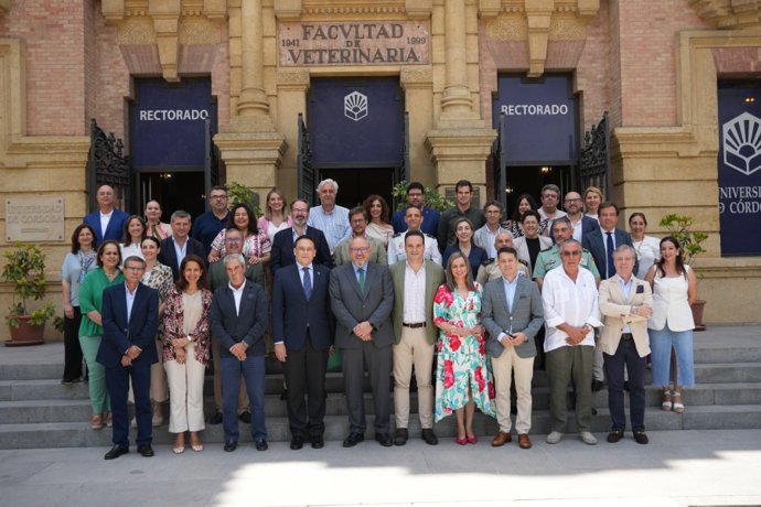 Representantes académicos e institucionales de las entidades participantes en el convenio.