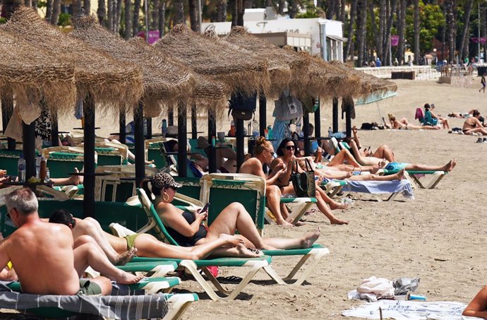 Archivo - Imágenes de bañistas en La Malagueta. A 25 de abril de 2025 en Málaga, Andalucía (España). Numerosos malagueños y visitantes se dan cita este viernes en la playa de La Malagueta, aprovechando las altas temperaturas y el ambiente soleado que marc