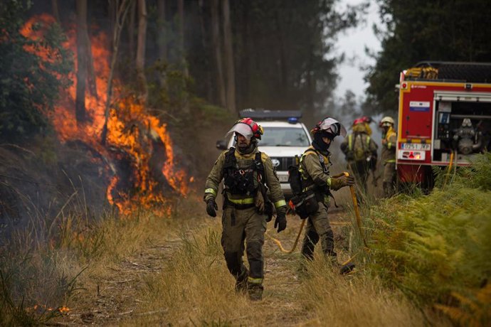 Archivo - Agentes del equipo de Bomberos de Galicia trabajan durante un incendio, a 5 de septiembre de 2024, en Crecente, Pontevedra, Galicia (España). Un incendio forestal en el ayuntamiento pontevedrés de Crecente, en la parroquia de Filgueira, que perm