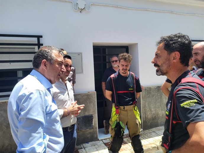 Diputación de Sevilla distribuye 90.000 litros de agua en los municipios afectados por la rotura de la tubería del Huesna