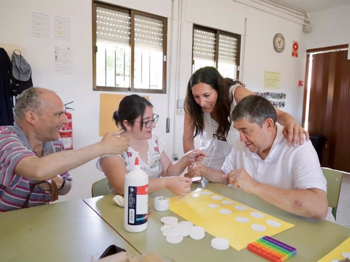 Visita de la consejera de Inclusión Social, Juventud, Familias e Igualdad, Loles López, a la asociaciación Apamys de Valverde del Camino (Huelva).