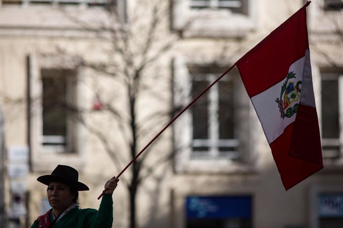 Archivo - Arquivo - Uma mulher segura uma bandeira do Peru em uma foto de arquivo.