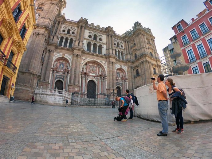 Archivo - Turistas en el entorno de la Catedral de Málaga.