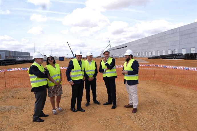 Los consejeros de Economía y Hacienda, Carlos Fernández Carriedo y de Medio Ambiente, Vivienda y Ordenación del Territorio, Juan Carlos Suárez-Quiñones, en su visita al Polígono Industrial de Villadangos (León).