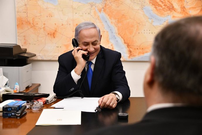Archivo - 21 de março de 2019 - Jerusalém, Israel - O primeiro-ministro israelense, Benjamin Netanyahu, sorri ao falar por telefone com o presidente dos EUA, Donald Trump, em seu escritório, em 21 de março de 2019, em Jerusalém, Israel. Trump surpreendeu 