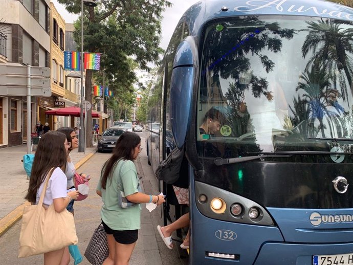 Catarroja i Benetússer impulsen l'autobús gratuït 'Cata-rosa' per a acostar a la joventut a la platja