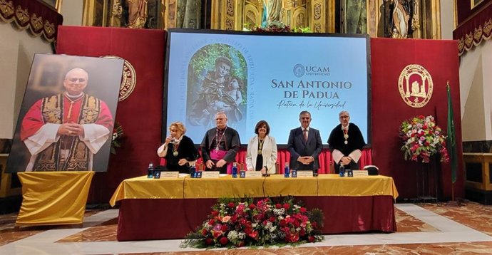 El consejero de Medio Ambiente, Universidades, Investigación y Mar Menor, Juan María Vázquez, en la clausura del acto conmemorativo de la festividad de San Antonio de Padua en la Universidad Católica San Antonio de Murcia (UCAM)