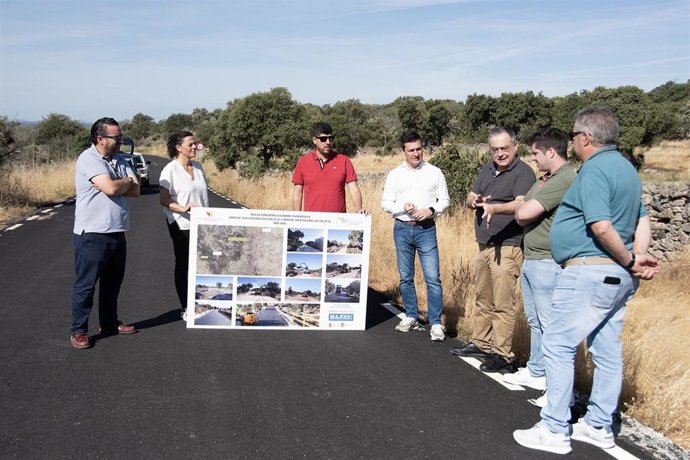 Visita de las autoridades a las obras de conexión entre La Cumbre y Plasenzuela