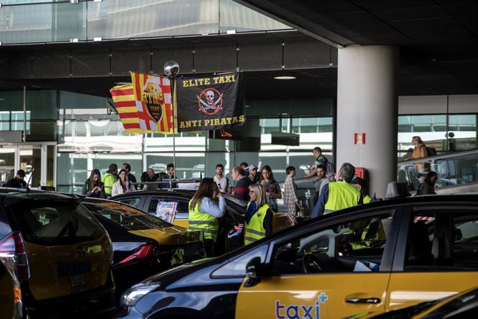 Archivo - Un grupo de taxistas se reúne durante una concentración en la T1 del aeropuerto de Barcelona, a 17 de abril de 2023, en Barcelona, Catalunya (España)