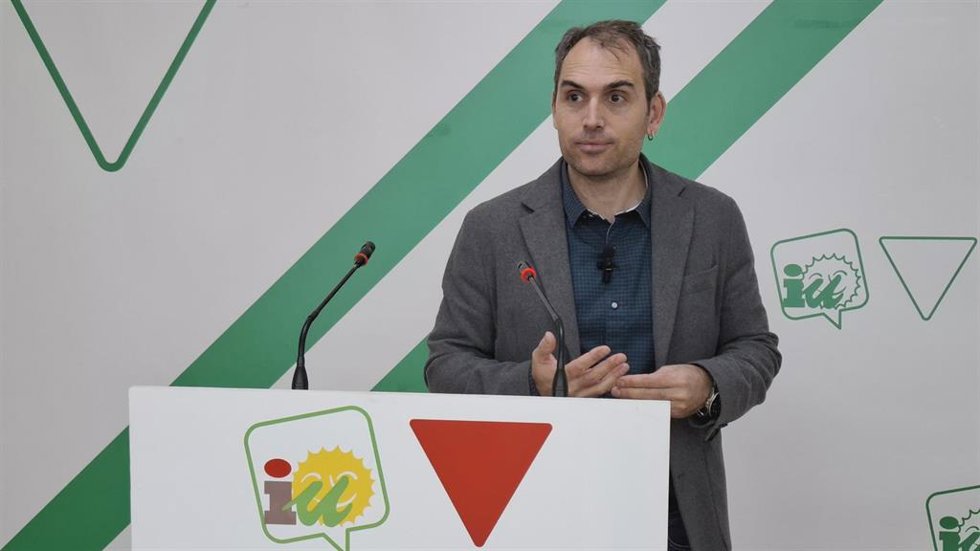 Archivo - El coordinador de IU Andalucía, Toni Valero, en rueda de prensa en Málaga. (Foto de archivo).