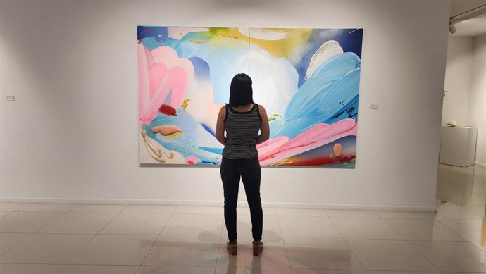 La artista Gemma Alpuente expone sus 'Paisajes abstractos' en la sala de arte El Brocense de Cáceres