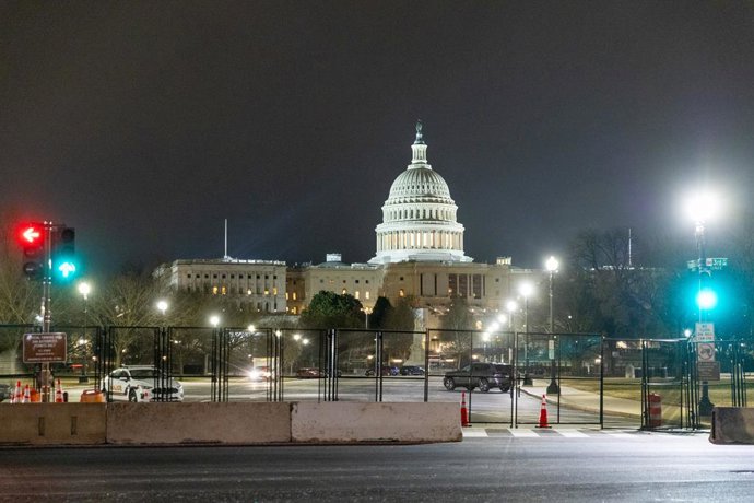 Archivo - WASHINGTON, D.C., Jan. 6, 2025 -- Esta foto tirada em 5 de janeiro de 2025 mostra o edifício do Capitólio dos EUA cercado por grades de segurança em Washington, D.C., Estados Unidos. Após a eleição presidencial de 2020 nos EUA, o então president