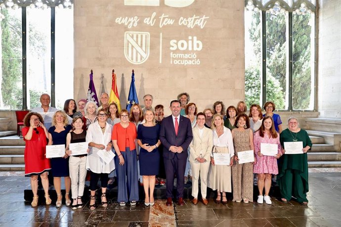 El Govern conmemora el 25 aniversario del SOIB distinguiendo a los primeros funcionarios de este organismo público