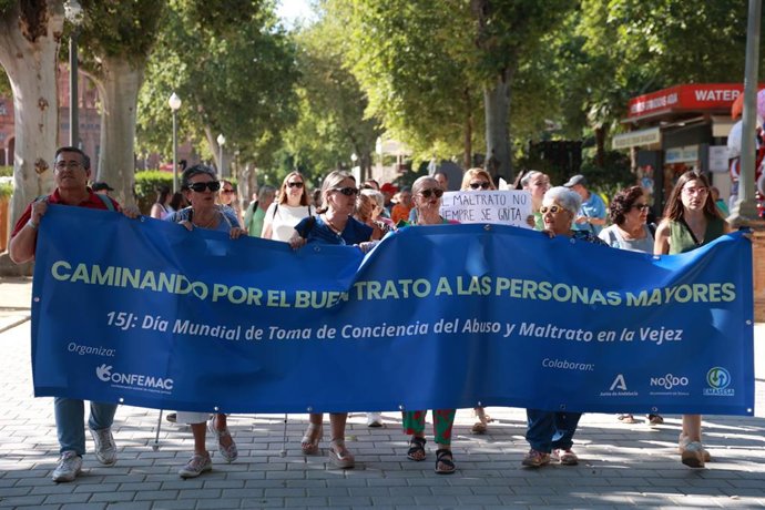 Decenas de personas marchan por el buen trato a las personas mayores en el Parque Maria Luisa