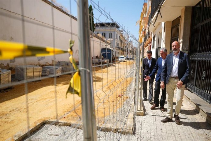 Sanz supervisando las obras a pie de calle