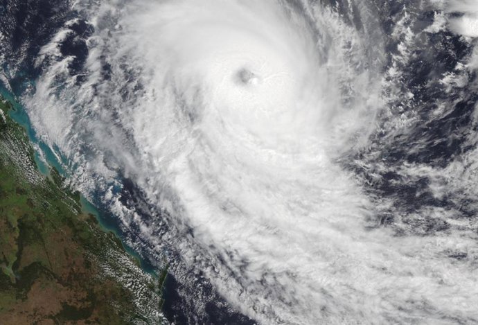 Ciclón Alfred acercándose a Queensland en febrero de 2025