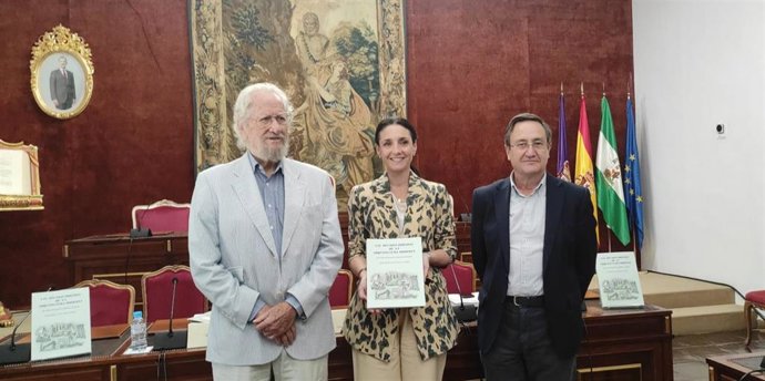 Marta Siles muestra el libro de Gerardo Olivares (izda.).