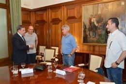 El ministro de Agricultura, Pesca y Alimentación, Luis Planas, ha recibido este viernes a diferentes representantes del comité de empresa de la planta de Azucarera de la Bañeza (León).