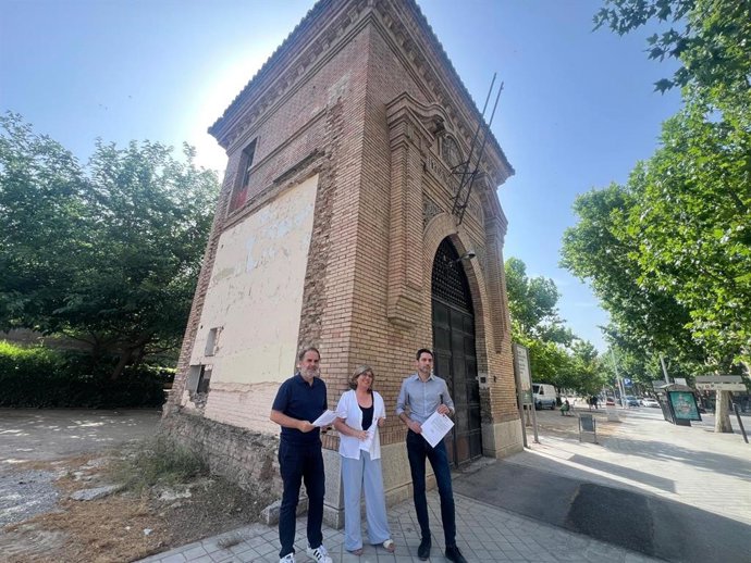 De izquierda a derecha los concejales socialistas Jacobo Calvo, Ana Muñoz y Eduardo Castillo ante la puerta de la antigua cárcel provincial de Granada