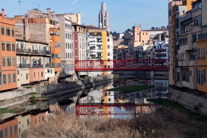 Archivo - Vista del riu Onyar al seu pas per Girona