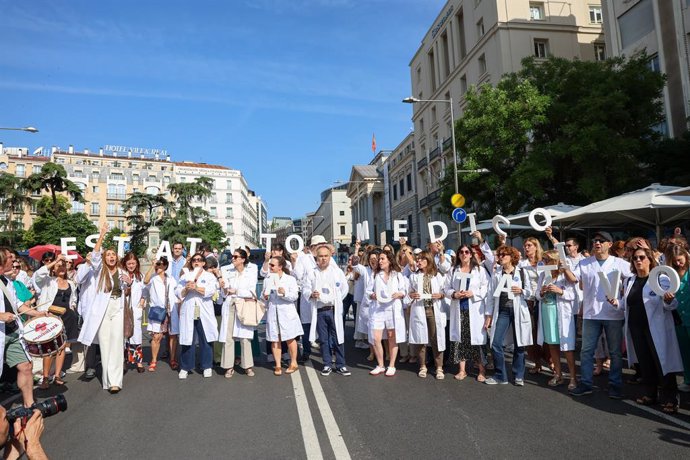 Un grupo de médicos con batas blancas se manifiestan, durante una huelga general convocada por la Confederación Española de Sindicatos Médicos (CESM) y el Sindicato Médico Andaluz (SMA), a 13 de junio de 2025, en Madrid (España). La huelga ha sido convoca