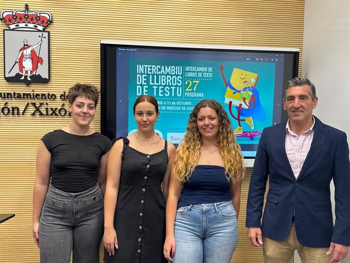 Presentación, en el Ayuntamiento de Gijón, de la 27 edición del Programa de Intercambio de Libros de Texto para el curso 2025/2026.