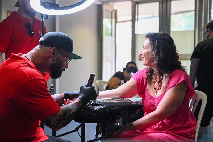 La alcaldesa de Almería se realiza un tatuaje en la IV Tattoo Convention Almería.