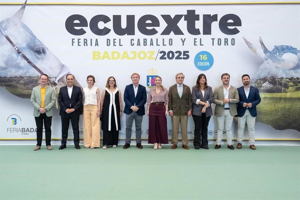 La presidenta de la Junta, María Guardiola, visita Ecuextre