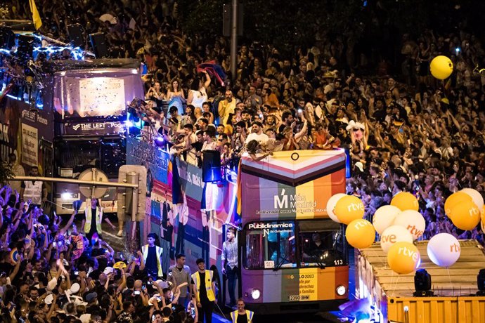 Archivo - Carrozas durante la manifestación del Orgullo LGTBI+ 2023, a 30 de junio de 2023, en Madrid (España). La marcha, convocada por COGAM (Colectivo de Lesbianas, Gays, Transexuales y Bisexuales de Madrid) y FELGTB (Federación Estatal de Lesbianas, G