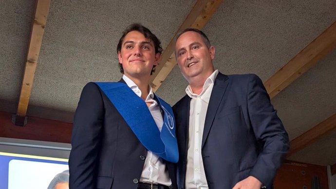 Iago Sánchez (e), millor nota de les Proves d'Accés a la Universitat (PAU) de la Comunitat Valenciana el 2025, en la seua recent graduació