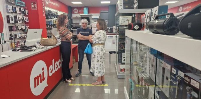 La directora general de Comercio, Ferias y Artesanía, Carmen Herrarte, ha visitado varios comercios adheridos a Volveremos.