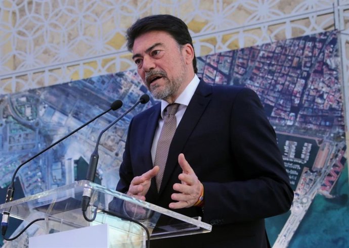 Archivo - El alcalde de Alicante, Luis Barcala, en una imagen de archivo