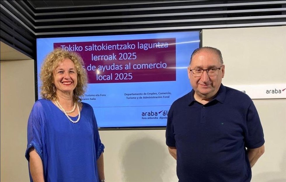 La diputada foral de Empleo, Comercio y Turismo, Cristina González, y el director del área, Felipe García